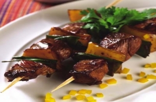 Brochetas de pollo y verduras a la oriental Brochetas de pollo y verduras a la oriental